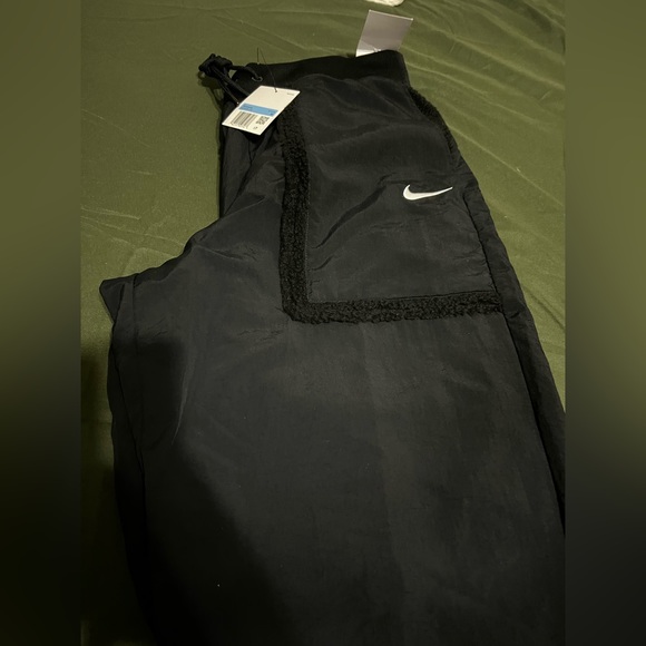 Nike Women's
Sportswear Essential
Woven High Rise Pants size small - Picture 5 of 9